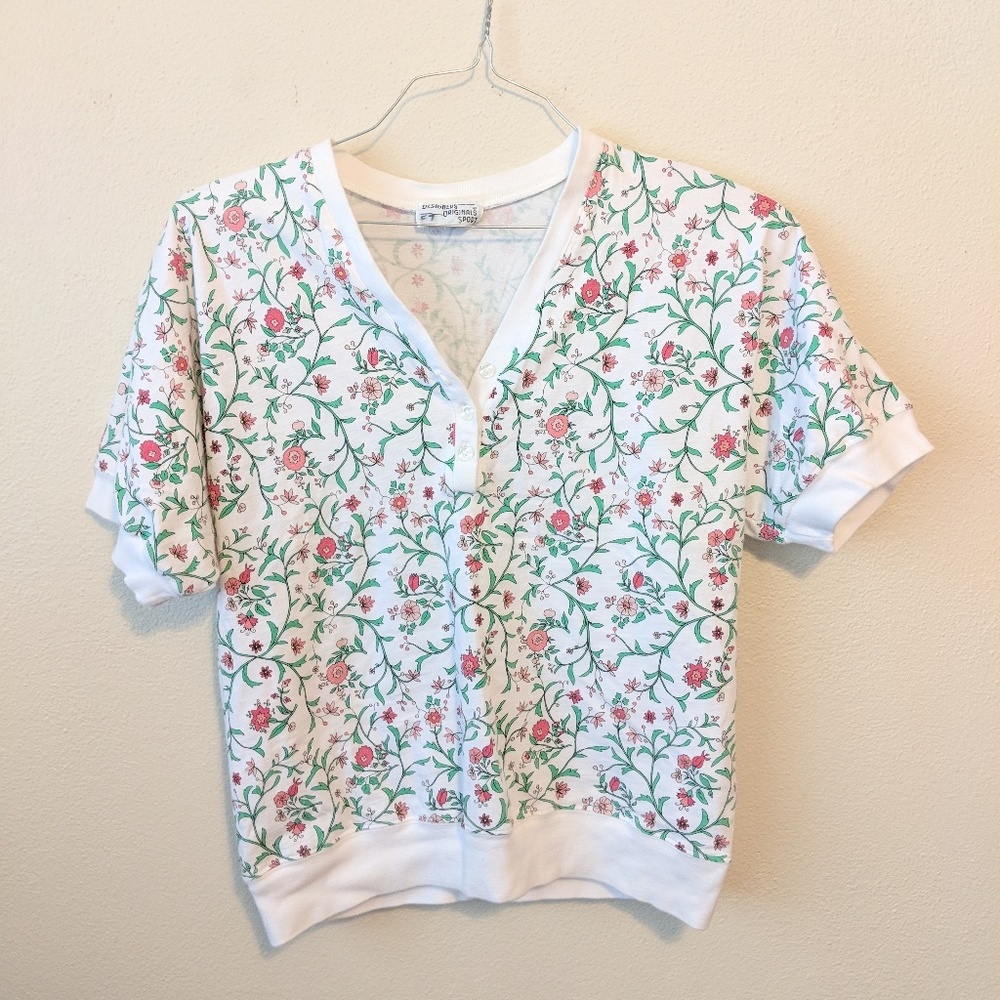 Vintage White Floral Short Sleeve Tee with Pink Roses and Green Vines